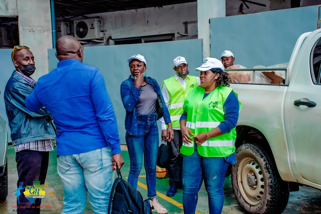 Équipe Gabon Nettoyage & Multiservices avant une mission